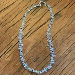 Collier de perles colorées à la main avec pierres de cristal et perles bleues sur bois