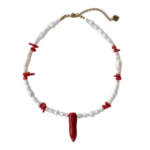 Collana di perle d'acqua dolce irregolari con perline di corallo rosso e ciondolo