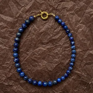 Dettaglio della collana di perle in lapislazzuli blu con chiusura a molla oro 18k