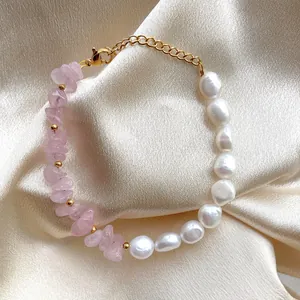 Bracciale bohémien con perle barocche bianche, pietre di quarzo rosa e catena dorata