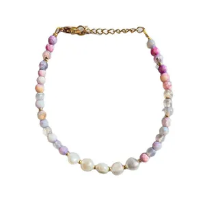 Bracciale di pietre naturali colorate con perle barocche bianche e chiusura dorata