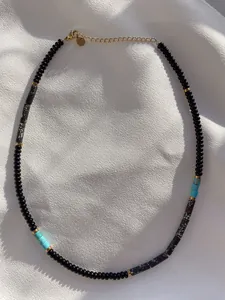 Detailansicht der handgefertigten Perlenkette mit Natursteinen und 18k Gold-Karabinerverschluss
