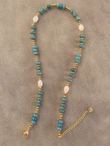 Detailansicht der Perlenkette mit blauen Steinen und 18k Gold Verschluss und Kette
