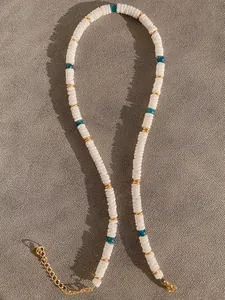 Detail der Perlenkette mit blauen Natursteinen, Süßwasserperlen und 18 Karat Gold-Karabinerverschluss