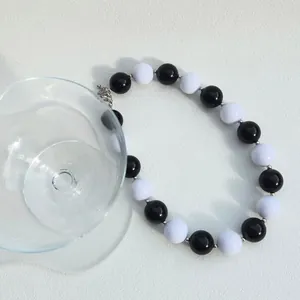 Collana di perle bianche e nere moderna e minimalista con finitura lucida e catena argento