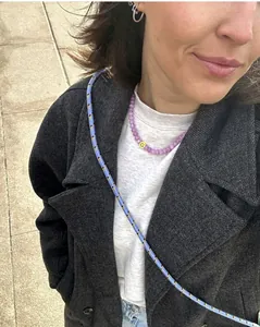 Detalle del collar de cuentas de calcedonia lavanda con un colgante de cara sonriente