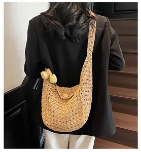 Detailansicht der handgefertigten Strandtasche mit aufwendigen floralen Häkelmustern