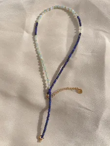 Detailaufnahme der 18k vergoldeten Perlenkette mit blauen Natursteinen und Perlen