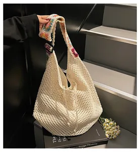 Nahaufnahme der Häkeltasche mit Sonnenblumen-Gurt und hohlen Maschendetails