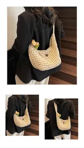 Detailansicht der cremefarbenen Hobo-Tasche mit grobem Häkelmuster und Holzknopf