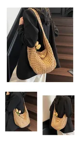 Detail einer handgefertigten Strohtasche mit Häkelmuster und dekorativem Holzknopf