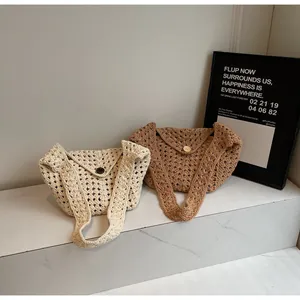 Detail handgefertigter Häkel-Schultertaschen mit Holzknopfverschluss und strukturierter Textur