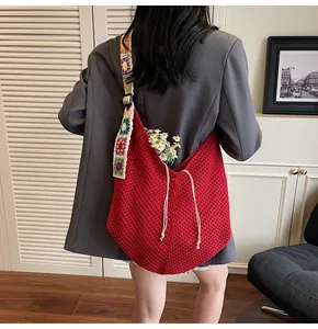 Detailansicht der roten Häkeltasche mit böhmischem Blumenschultergurt und Kordelzugverschluss