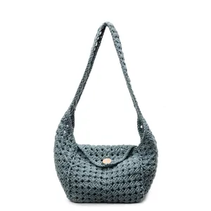 Handgefertigte Häkel-Strohtasche in Graublau mit Holzknopf für den Strandurlaub