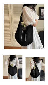 Detail der schwarzen Häkeltasche mit buntem Blumenriemen und böhmischem Design
