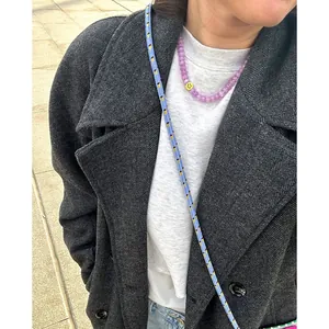 Collar de cuentas de calcedonia púrpura con carita sonriente y cordón tejido en modelo