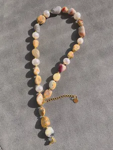Detailansicht von Barockperlen und bunten Natursteinen an goldener Edelstahlkette