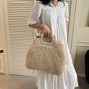 Grand sac cabas en paille beige avec poignées en bois et détails floraux élégants