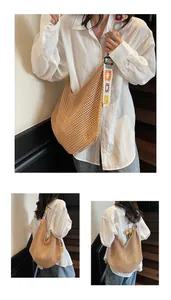 Detail der Bohème-Stroh-Hobo-Tasche mit buntem, floralem, gehäkeltem, breitem Schultergurt
