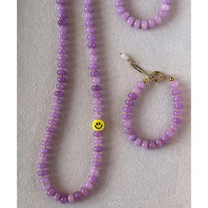 Conjunto de collar y pulsera de cuentas de calcedonia púrpura con dije de smiley