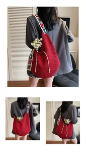 Detail der roten Häkeltasche mit bunten Granny-Square-Trägern und praktischem Kordelzug