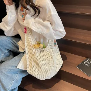 Weiße Häkeltasche mit bunten Blumenriemen und durchbrochenem Diamant-Netz-Design