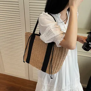 Minimalistische Stroh-Tote-Bag mit schwarzen Canvas-Riemen und Kordelzug für Urlaub