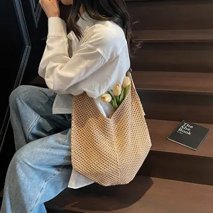 Große handgewebte Khaki-Tasche mit Tulpen auf Treppen für den Strandurlaub