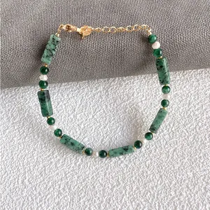 Handmade bracelet with green natural stone, freshwater pearls and adjustable gold clasp