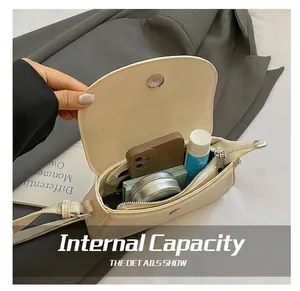 Vue de dessus du sac selle crème montrant la capacité intérieure pour téléphone et cosmétiques
