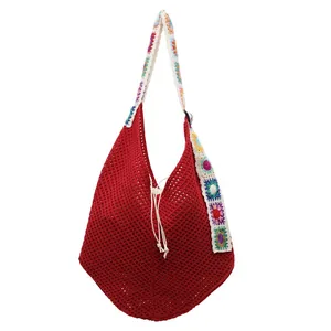 Handgefertigte rote Häkeltasche mit bunten Sonnenblumen-Schultergurten für den Strand