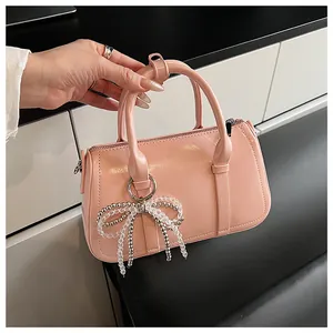 Detailansicht der rosa Lackleder-Boston-Tasche mit Perlen-Schleifen-Anhänger-Charm