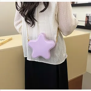 Détail du sac à bandoulière en forme d'étoile lavande avec une chaîne dorée