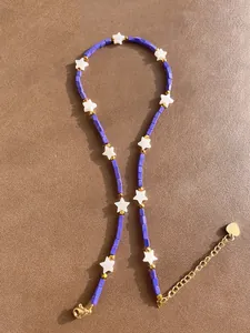 Detail der 18k vergoldeten Schließe und violetten Steinperlenkette mit Sternanhängern