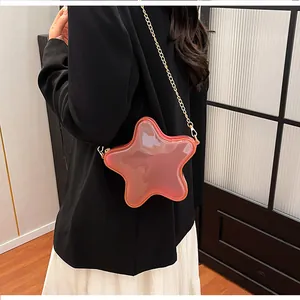 Vue arrière d'un mannequin portant un sac rose en forme d'étoile avec chaîne dorée