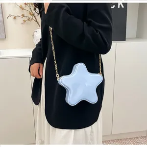 Détail de la pochette en forme d'étoile bleu clair avec bandoulière chaîne dorée