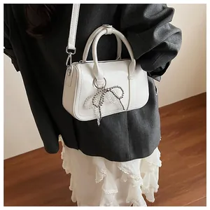 Detailansicht der weißen Boston Handtasche mit Silberreißverschluss und Perlenanhänger