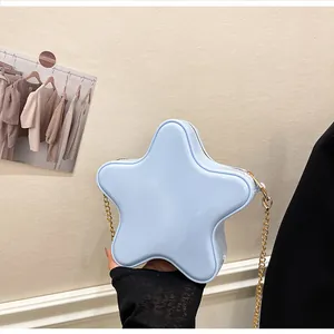 Détail du sac à bandoulière bleu clair en forme d'étoile avec chaîne dorée brillante