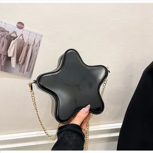 Détail du sac à bandoulière créatif en forme d'étoile avec fini noir brillant et chaîne dorée
