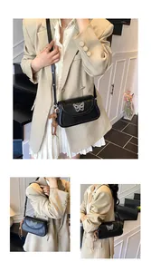 Détails du sac bandoulière noir avec boucle papillon argentée et breloque poney en cuir