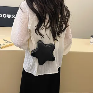 Sac bandoulière chic noir en forme d'étoile avec chaîne dorée vu de l'arrière