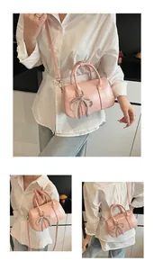 Detailaufnahme der rosa Boston Tasche mit funkelndem Strass-Schleifenanhänger und Finish