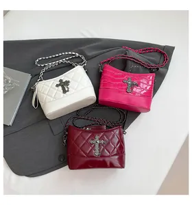 Detalle de bolsos acolchados con textura de coco, cruz vintage y correas de cadena