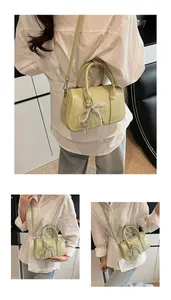 Detail der hellgrünen Boston-Tasche mit Perlenbogen und verstellbarem Schultergurt