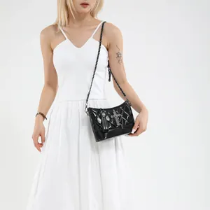 Bolso bandolera punk acolchado con colgantes de cruz calavera y cadena de plata