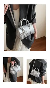 Detailansicht der silbernen Boston-Tasche mit Strass-Schleife und Metallic-Finish