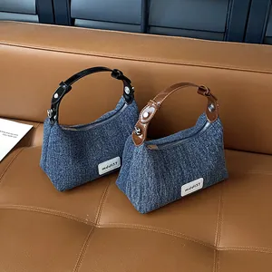 Hobo-Tasche aus blauem Denim mit Lederriemen und silbernem Reißverschluss-Detail