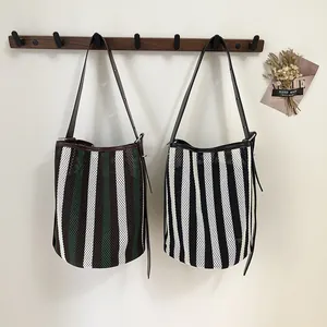 Elegantes bolsos tipo cubo de malla a rayas verde marrón y negro blanco en gancho
