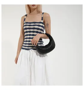 Vue détaillée du sac demi-lune noir avec coutures contrastées et texture en cuir raffiné