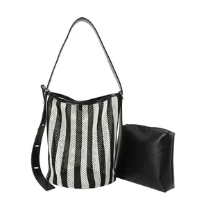 Bolso saco de malla a rayas blanco y negro con correa de cuero y neceser interior